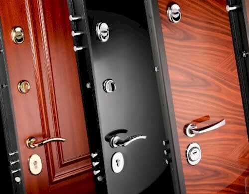 Установка входной металлической двери с зимним утеплением.